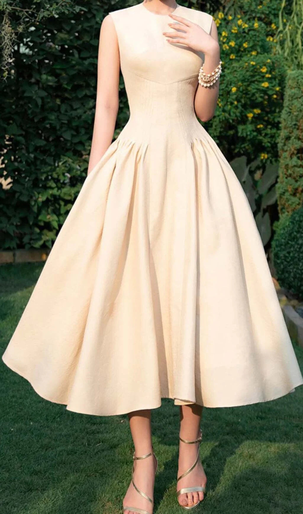 Vestido de fiesta midi con corsé sin mangas y corte A